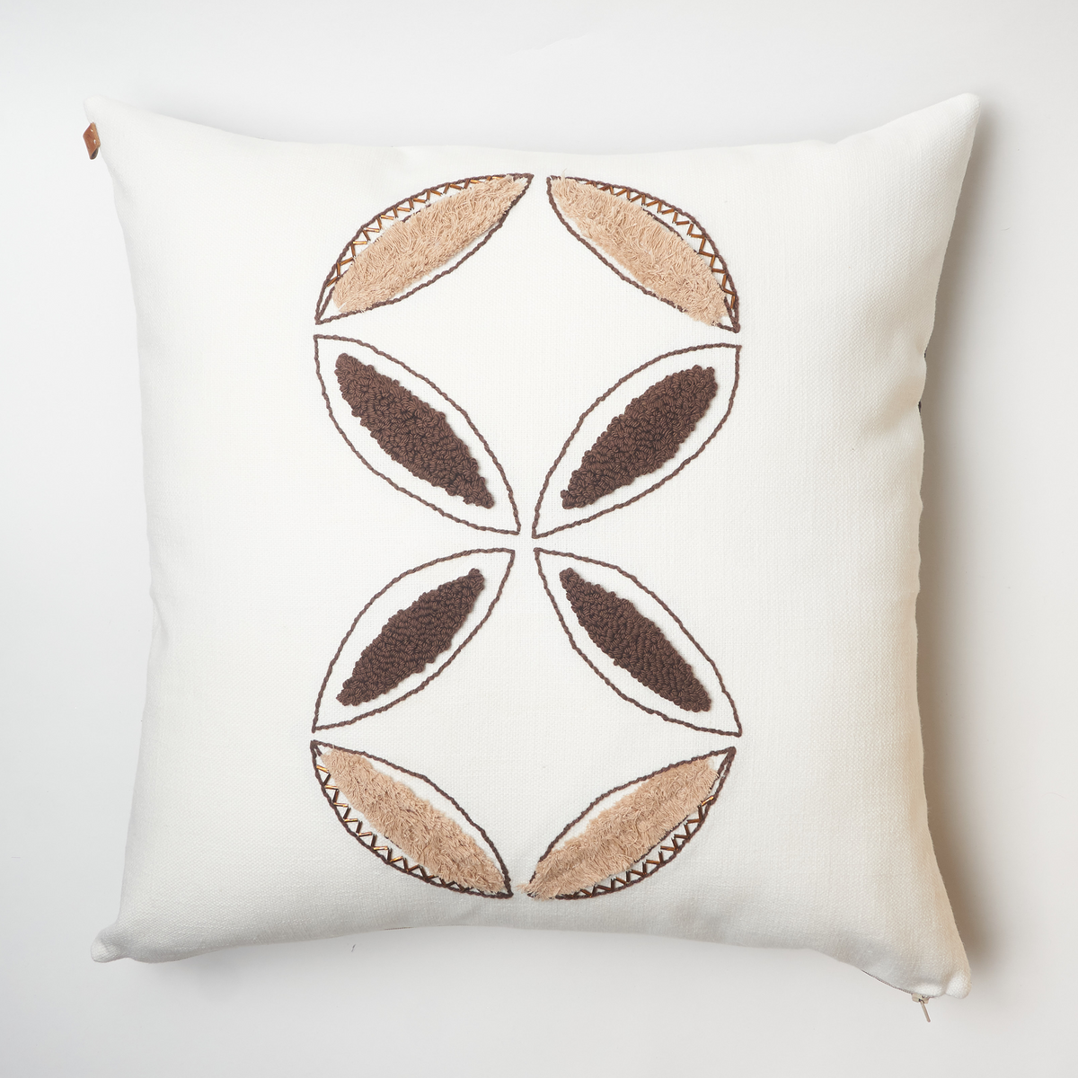 Nakış ve Deri Detaylı Ekru & Kahve Kırlent Kılıfı 50x50 cm