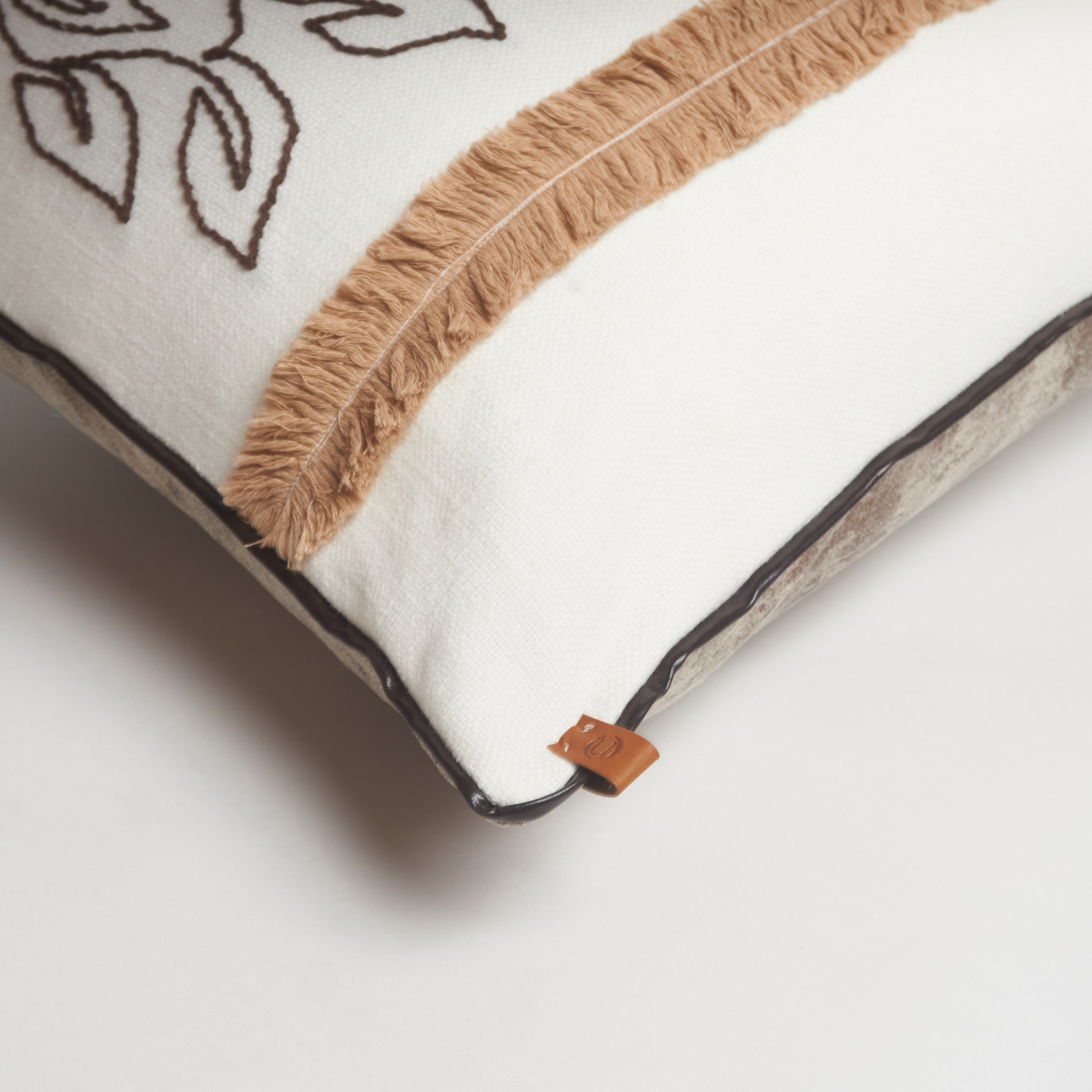 Yaprak Nakışlı Deri Biye Detaylı Kırlent Kılıfı 50 x 50 cm